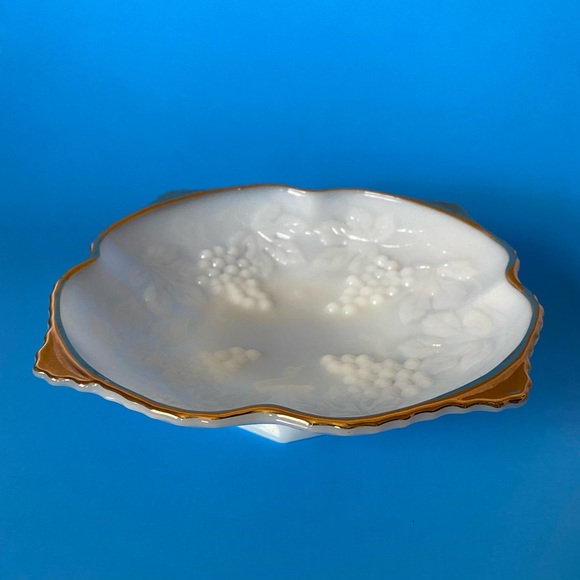 Vintage Milk Glass Anchor Hocking Pedestal Bowl - Picture 2 of 8